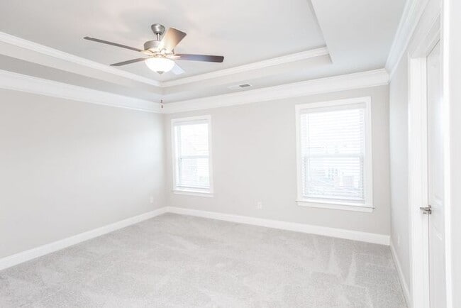 Building Photo - 3 story townhome in a great location in Chamblee