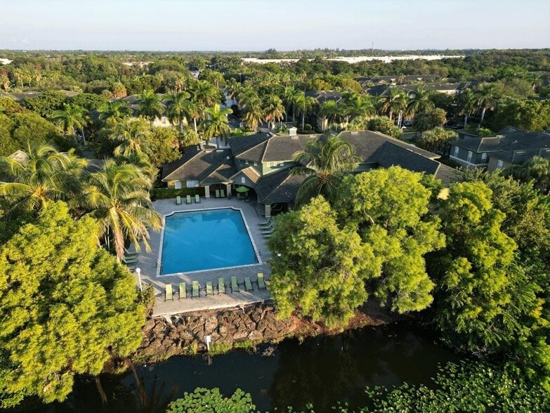 Primary Photo - Quantum Lake Villas Apartments