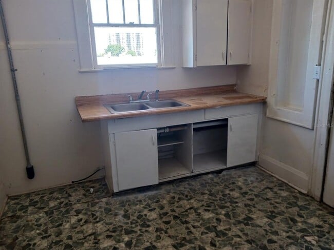 Building Photo - 1104 W 24th St