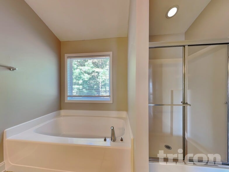 Building Photo - 4556 Bellemeade Dr