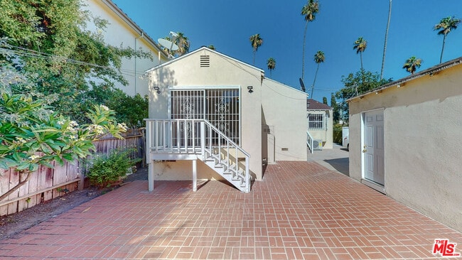 Building Photo - 1107 S Bundy Dr