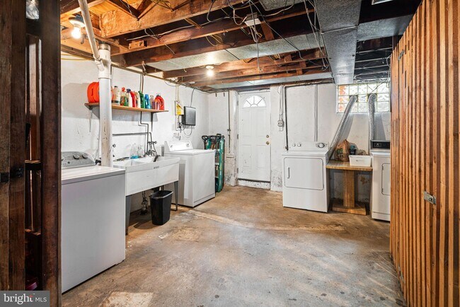 Building Photo - 339 Ripka St