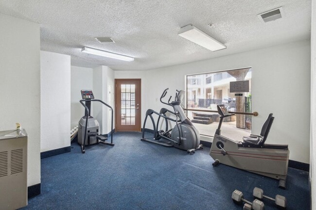 Building Photo - Great Location!