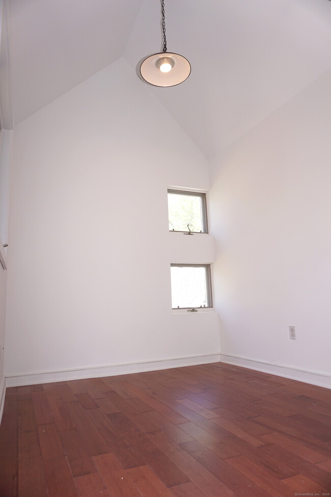 Building Photo - 453 E Putnam Ave