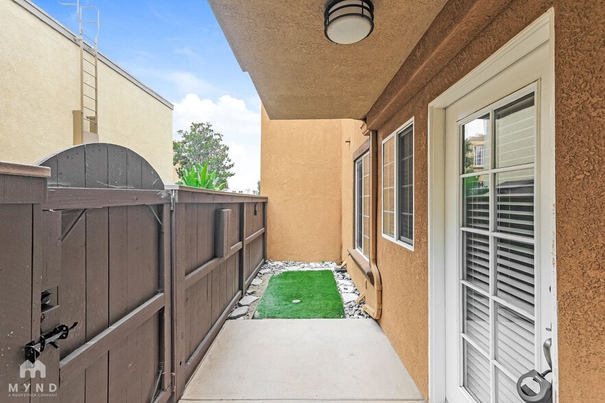 Building Photo - 5252 Balboa Arms Dr