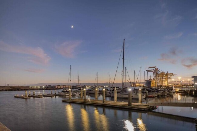 Building Photo - Modern Industrial Loft in Jack London Square