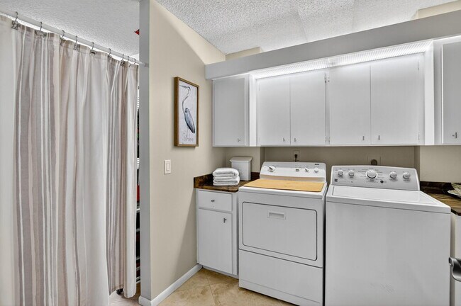 Building Photo - 6205 Balboa Cir