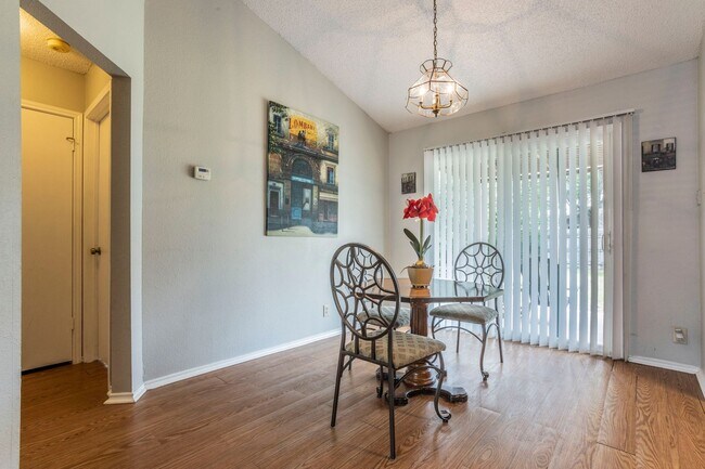 Building Photo - RENOVATED 3-BEDROOM IN NORTHWEST CROSSING