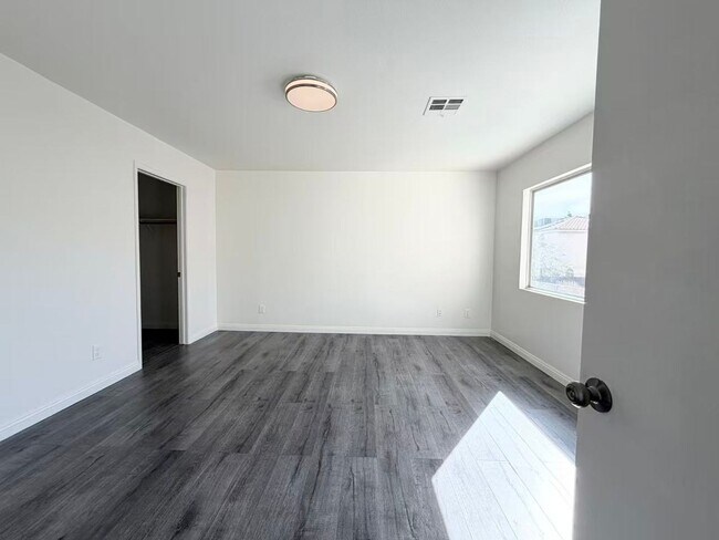 Building Photo - Beautifully renovated and move-in ready home located in the heart of Green Valley