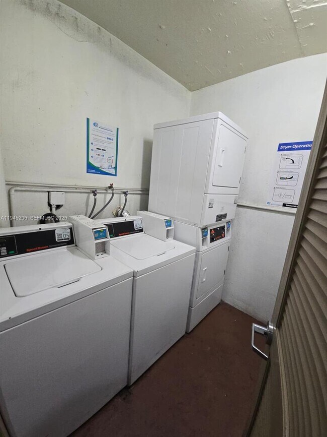 Building Photo - 1481 NE Miami Gardens Dr