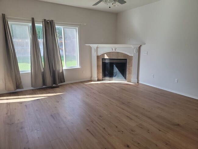 Building Photo - Great Location! 4 bedroom!