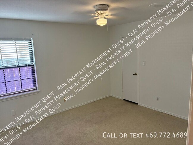Building Photo - 2402 Sunflower Dr