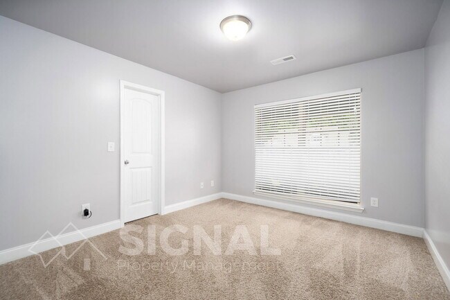 Building Photo - 473 River Crest Dr N