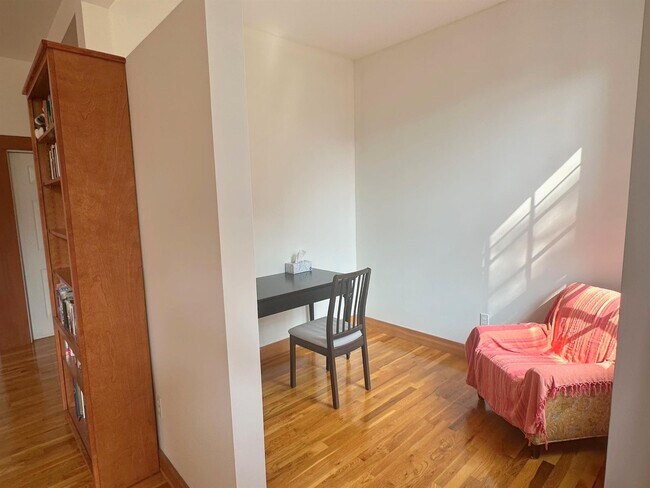 Building Photo - 109 River St