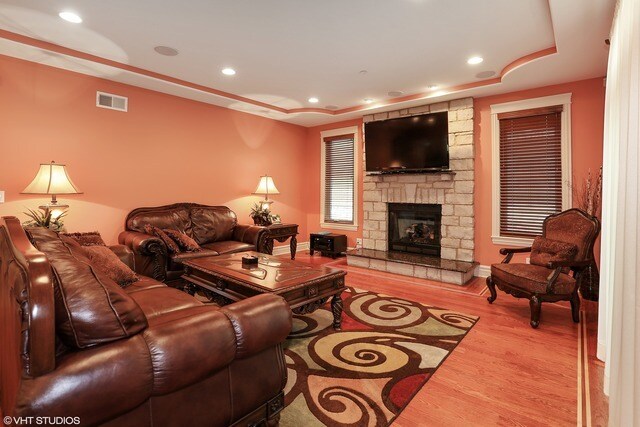 Building Photo - 2323 Douglas Ave