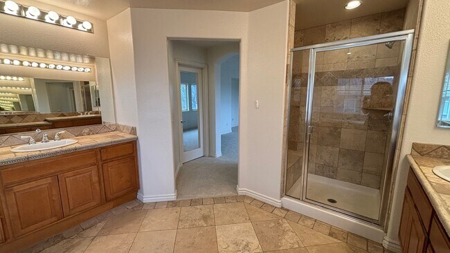 Building Photo - Large lovely home with amazing views!
