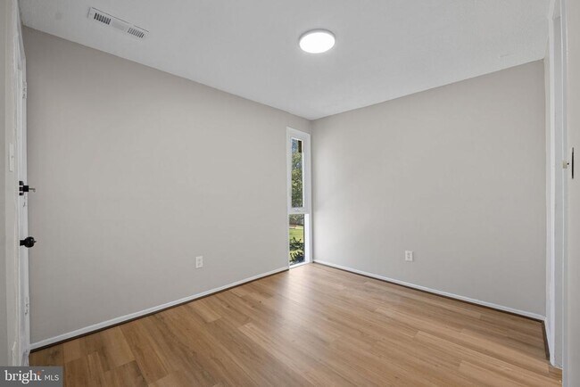 Building Photo - 7204 Donnell Pl