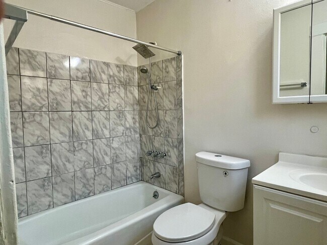 Building Photo - BELLA APARTMENTS: Beautiful 1 Bed - 1 Bath