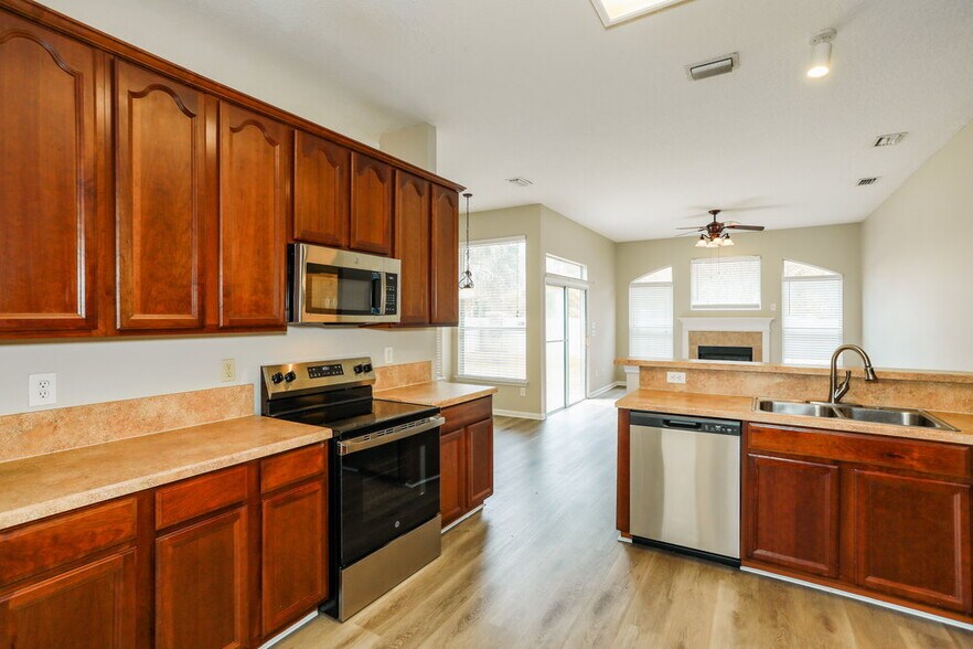 Building Photo - 14060 Red Rock Lake Dr