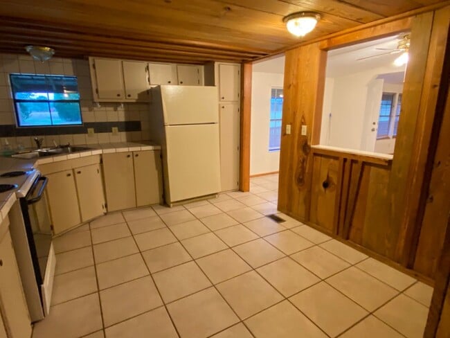 Building Photo - 3 Bedroom, 2 Bath home just outside of Liv...