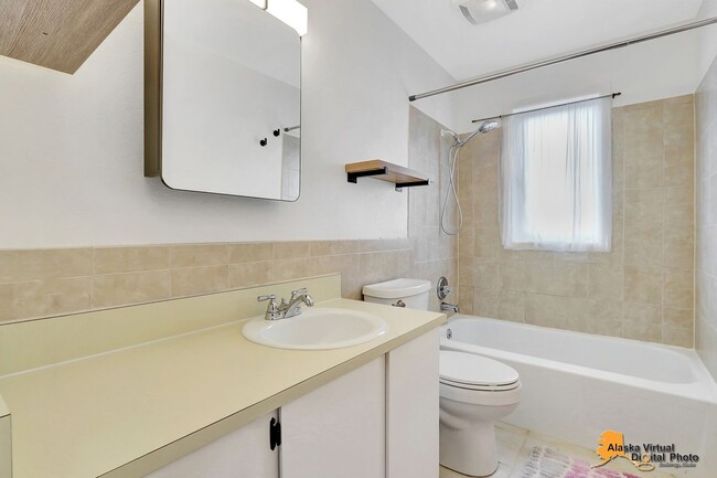 Building Photo - Top Floor End Unit Condo* Pet Friendly, Pr...