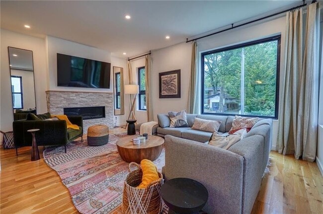 Building Photo - 829 Barnett St NE