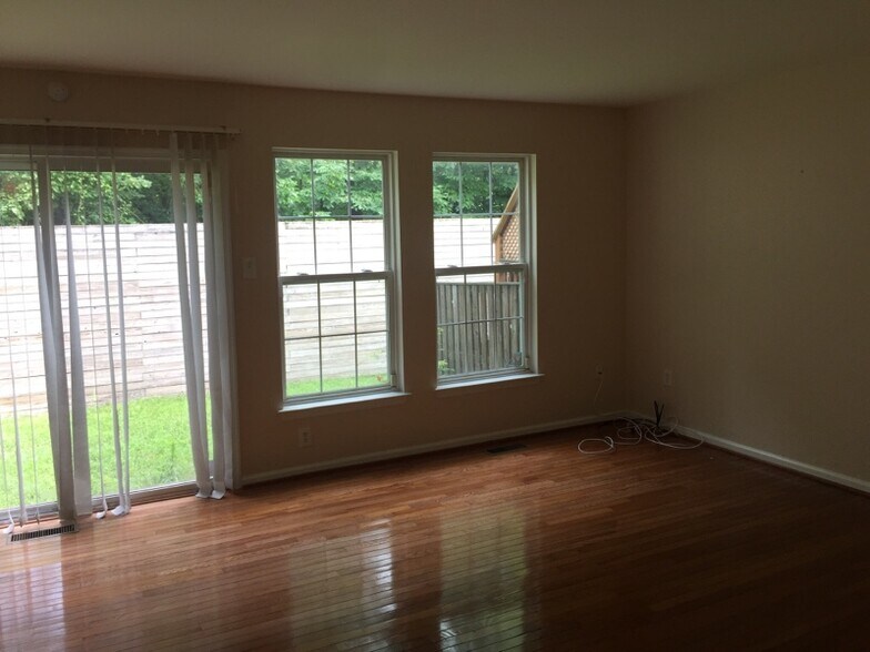 Building Photo - 8701 Rochelle Dr