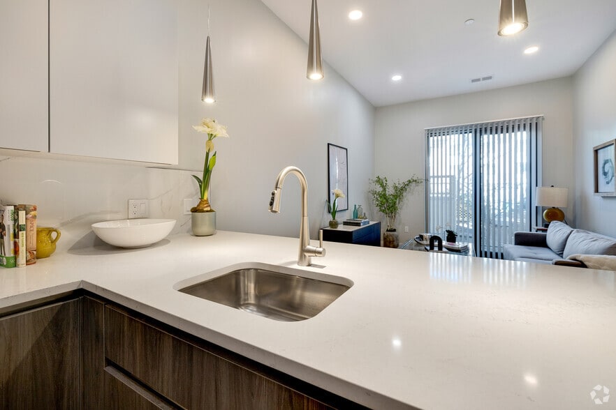 1BR, 1BA, Den - 760SF - Kitchen - ENNEA