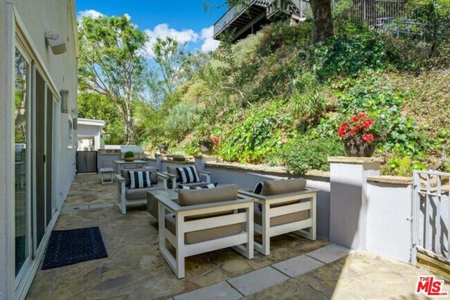 Building Photo - 1068 Casiano Rd