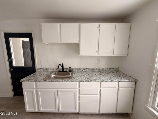 Building Photo - 15 James St