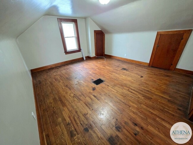Building Photo - Charming 3 Bedroom / 1 Bath House with Original Hardwood Floors