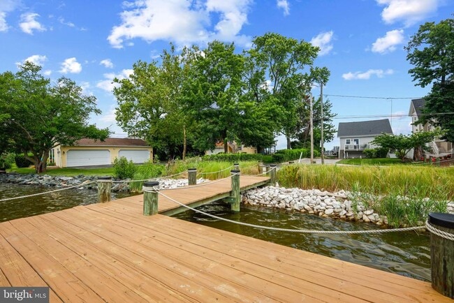 Building Photo - 2130 Lake Dr