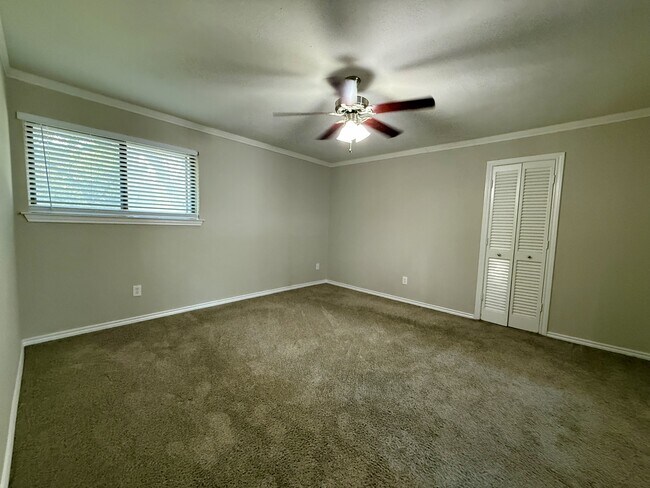 Building Photo - 5040 Thunder Rd