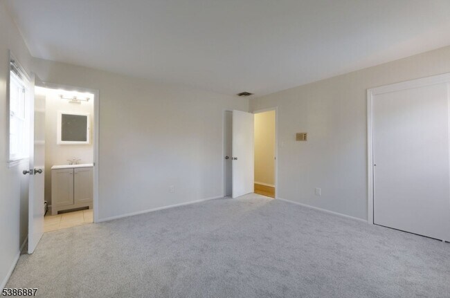 Building Photo - 71 Roosevelt St