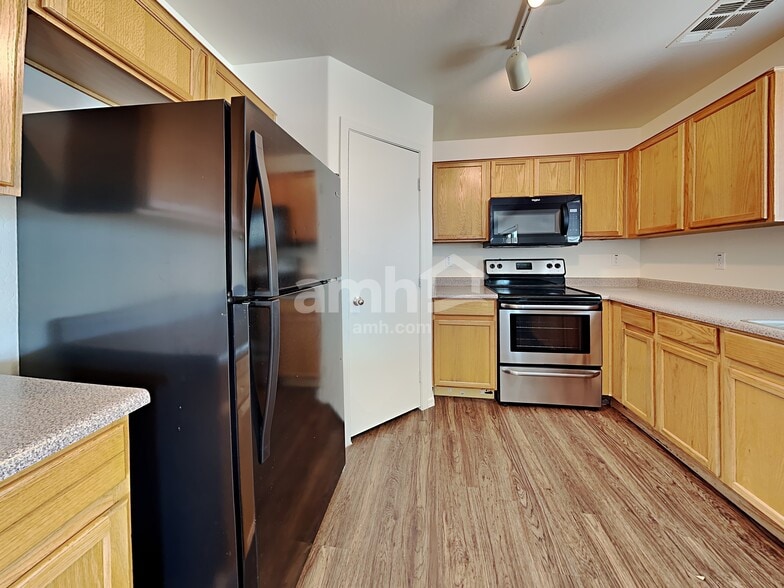 Building Photo - 6727 W Desert Ln