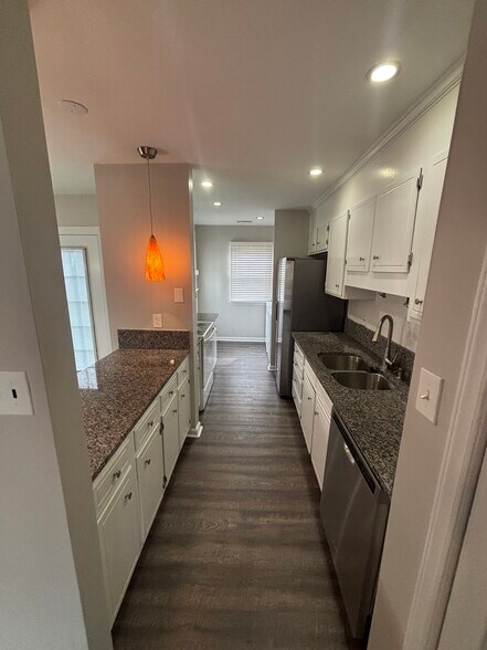 Updated kitchen w/ Granite Countertops - 2428 Birnen Dr