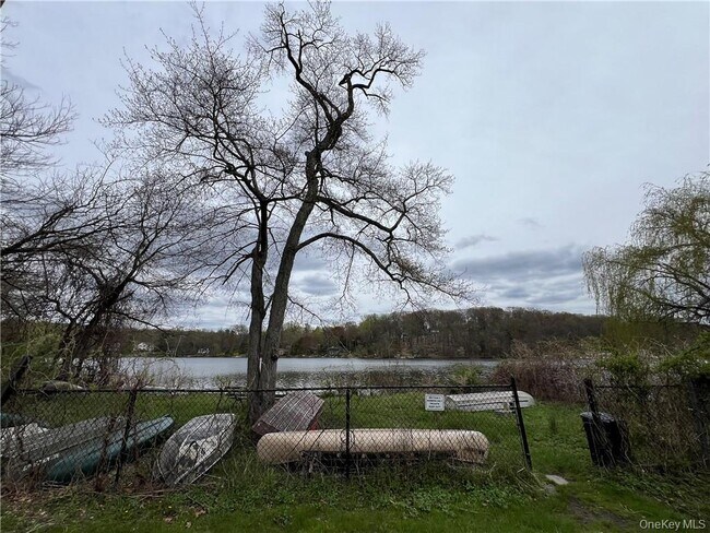 Building Photo - 3180 Lincoln Dr