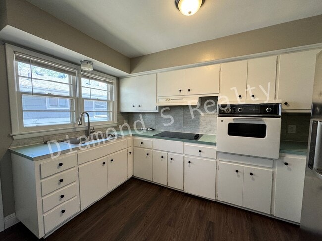 Building Photo - 2742 S Stewart Ave