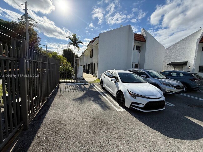 Building Photo - 1990 Brickell Ave
