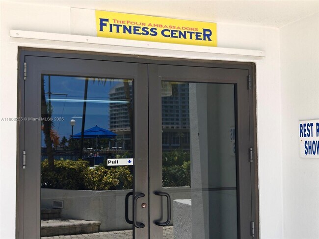 Building Photo - 801 Brickell Bay Dr