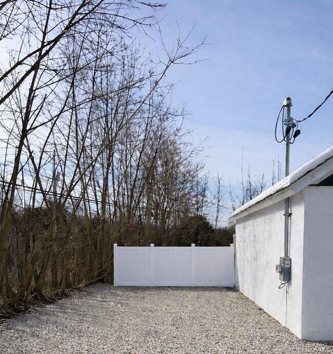 Building Photo - 16 Rock Hill Rd