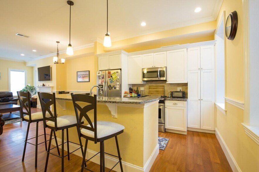 Building Photo - 8 Gates St