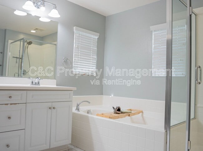 Building Photo - 4052 E Hamilton Way