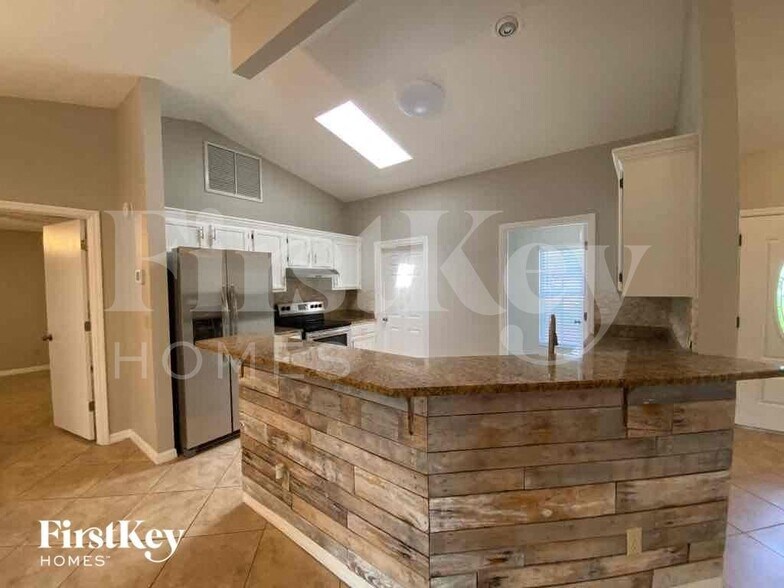 Building Photo - 944 Devonshire Way