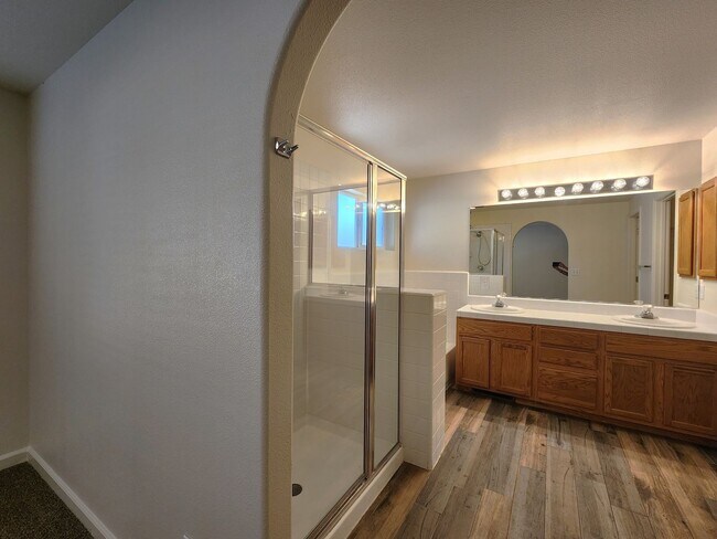 Building Photo - Rent Special $500 off 1st mo's
