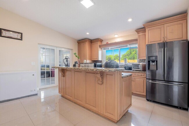 Building Photo - 6824 SW 5th St