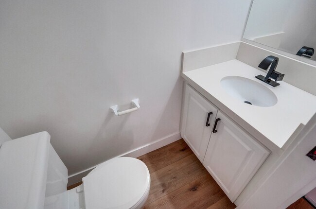 Building Photo - 435 N Oakhurst Dr