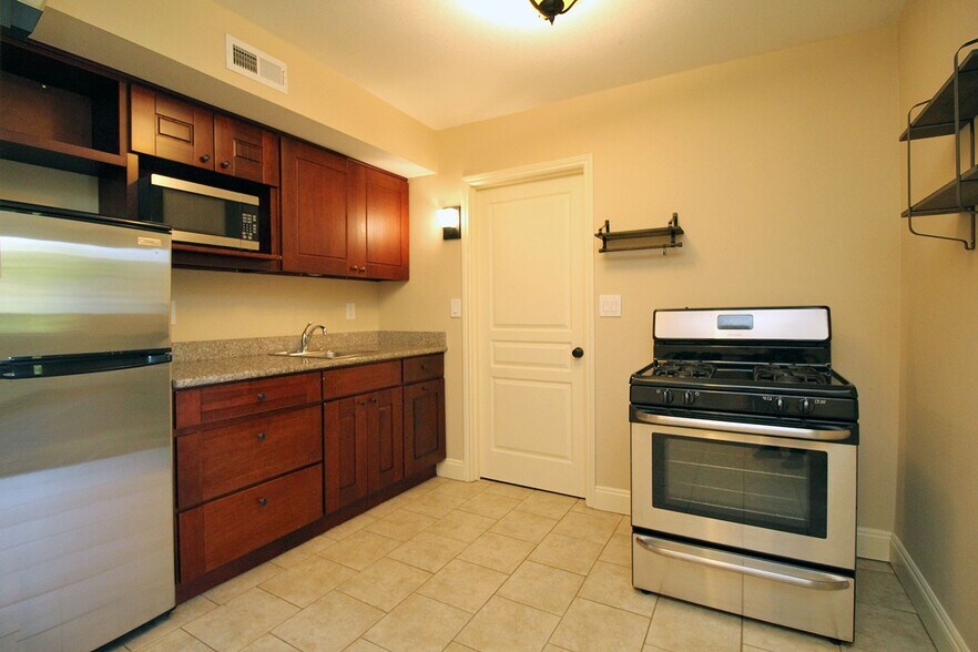 Building Photo - 3328-3328 SW 10th Ave