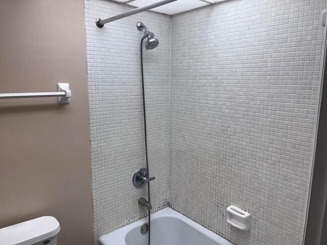 Building Photo - 3720 Inverrary Dr