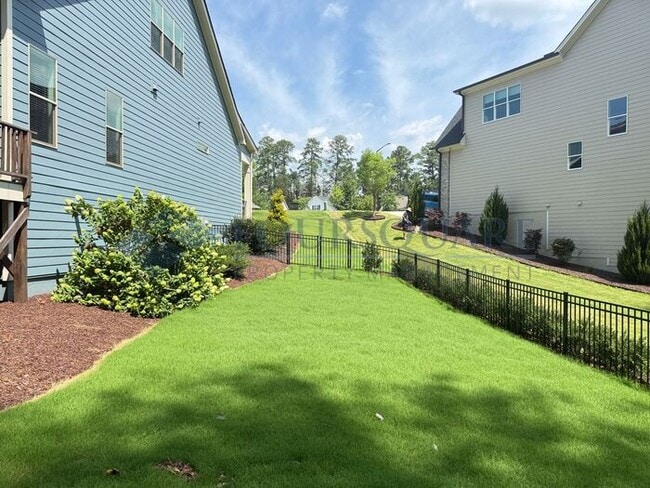 Building Photo - Beautiful  3-Bedroom Home with Loft, Screened Deck & Fenced Backyard – Convenient to Duke Univers...